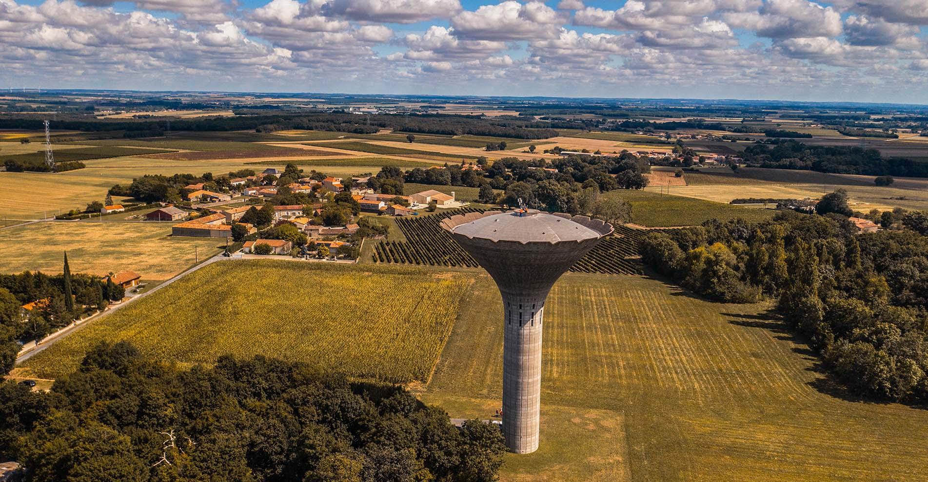 Vue aérienne du château d'eau d'Asnières-la-Giraud