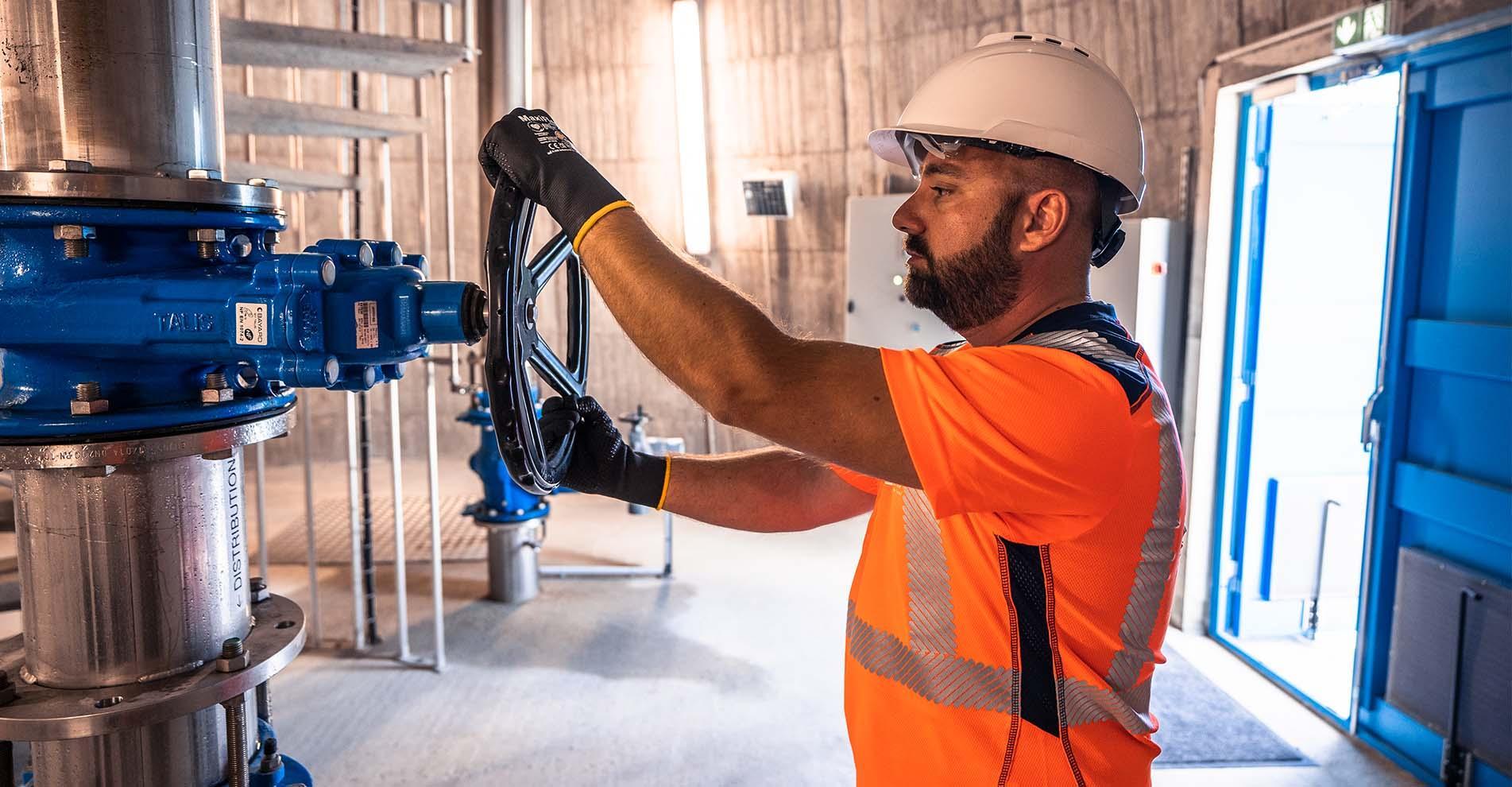 Un salarié RESE manoeuvre une vanne