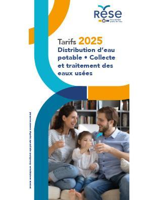 Couverture du dépliant Tarifs 2025 des services de distribution d'eau potable et d'assainissement collectif de la RESE présentant un couple avec une petite fille buvant un verre d'eau du robinet