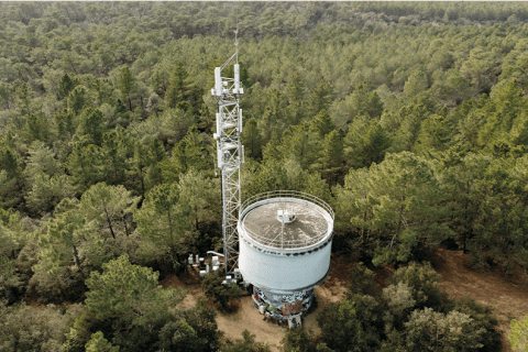 Vue aérienne du château d'eau au milieu de la forêt domaniale
