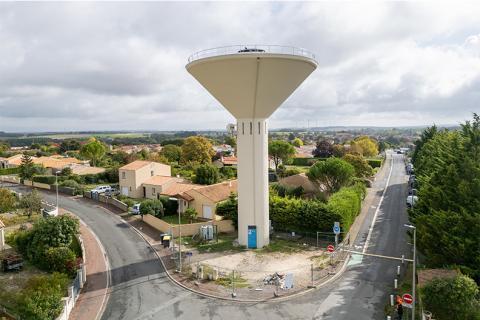 Vue de face du château d'eau dans un plan large réalisé par un drone