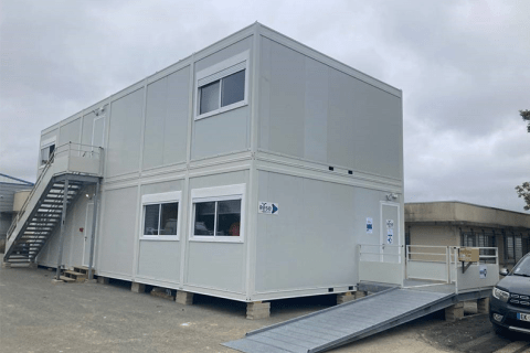 Bâtiment modulaire avec rampe PMR