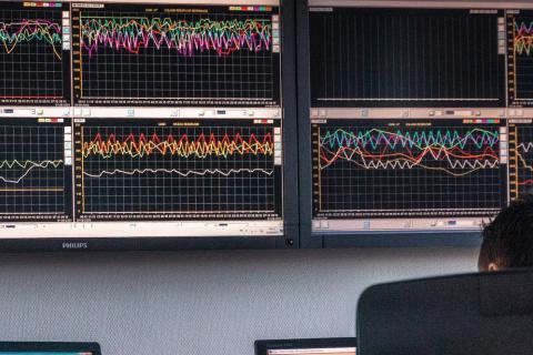 Photo d'un agent RESE devant les écrans de supervision de la production d'eau potable