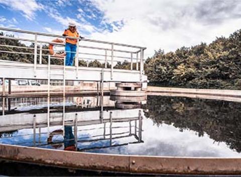 Une agente d'exploitation surveille le fonctionnement d'un des bassins de la station d'épuration de Gémozac.