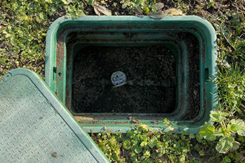Photo d'un regard de compteur d'eau non équipé d'une plaque isolante